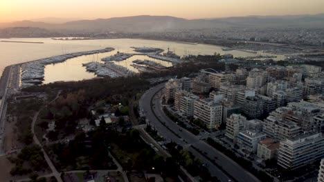 vista aérea de flisvos marina, palaio faliro, atenas, grecia después del atardecer