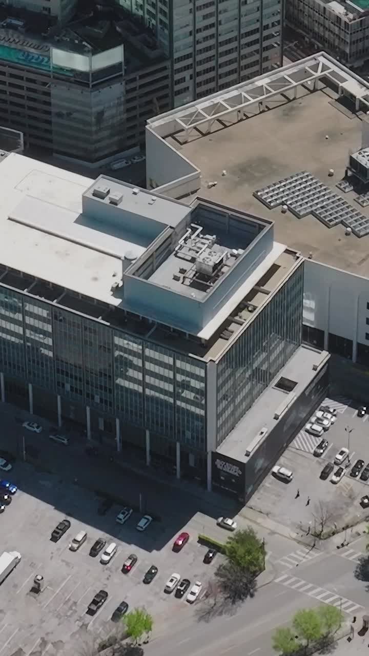 Vista del centro di Dallas che mostra edifici e parcheggi dall'alto