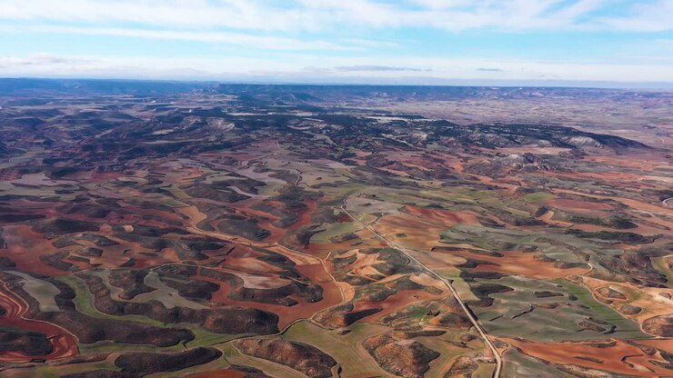 increíble españa aérea paisaje rural colinas rurales suelo rojo montañas soria