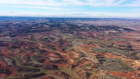 increíble españa aérea paisaje rural colinas rurales suelo rojo montañas soria
