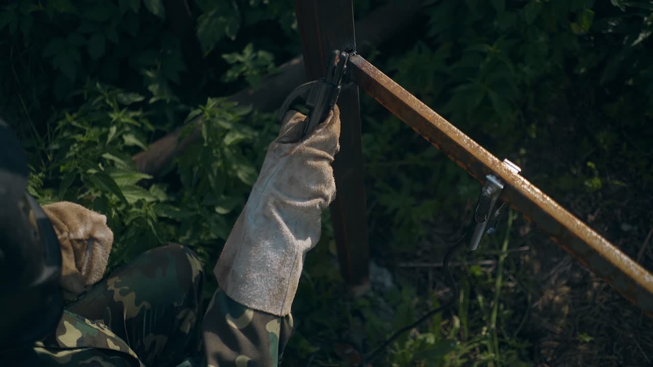 작업 중인 근접 작업자,  ⁇ 은 용접, 덤불 속의 녹색 사체