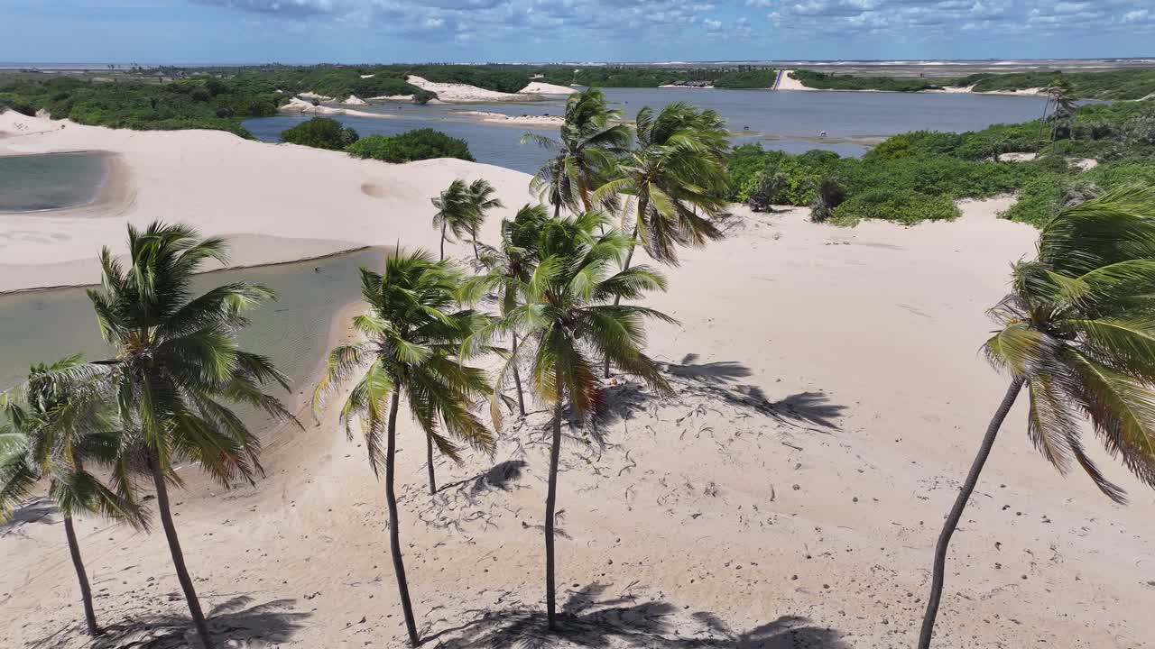Piccoli specchi d'acqua a Tutoia, nel Maranhão, Brasile. Paesaggio di laghi d'acqua dolce. Montagne di dune di sabbia. Piccoli specchi d'acqua a Tutoia. Turismo. Scena naturalistica. Sfondo spiaggia. Nord-est del Brasile