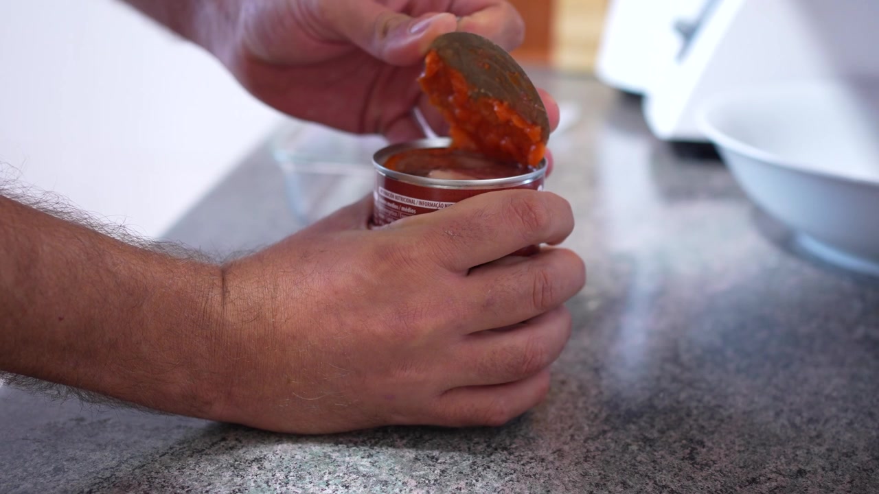 Impara semplici consigli e tecniche per aprire senza sforzo un barattolo di salsa difficile nella tua cucina.