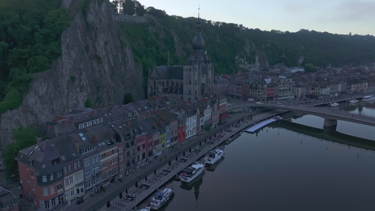 dolly tiro de la ciudadela de dinant durante el amanecer, aero