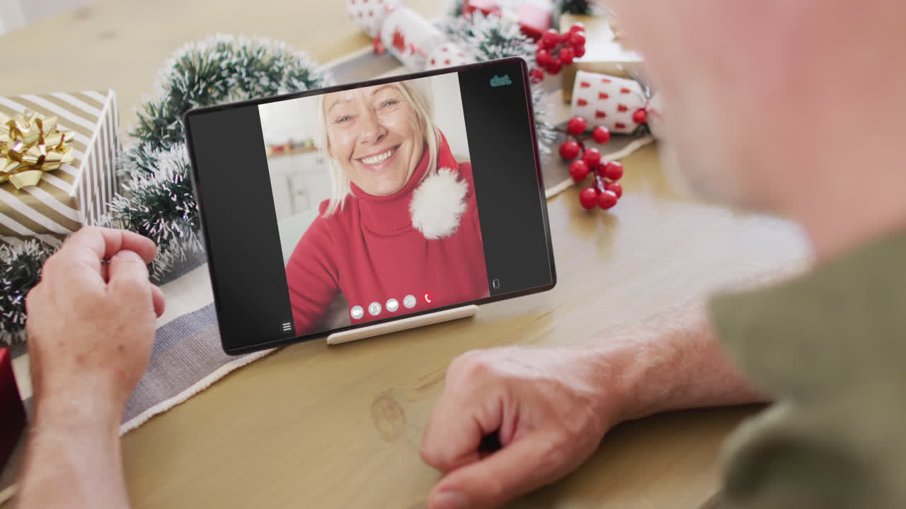 animación de un anciano caucásico en una llamada de video con una mujer en navidad