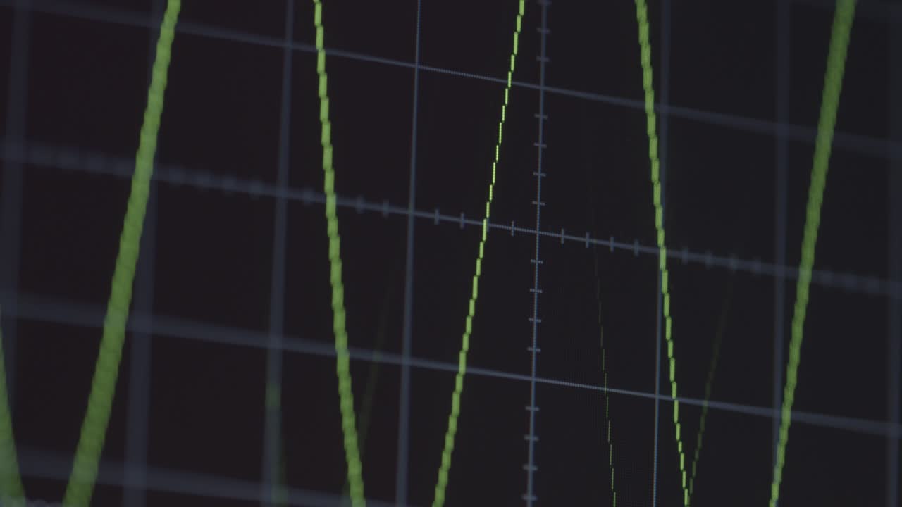 микшер для музыкальных студий с цифровым дисплеем, отображающим звуковые волны или частоту звука