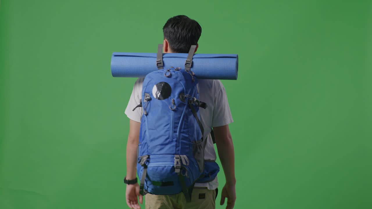 녹색 스크린에 배과 요가 매트와 함께 사람