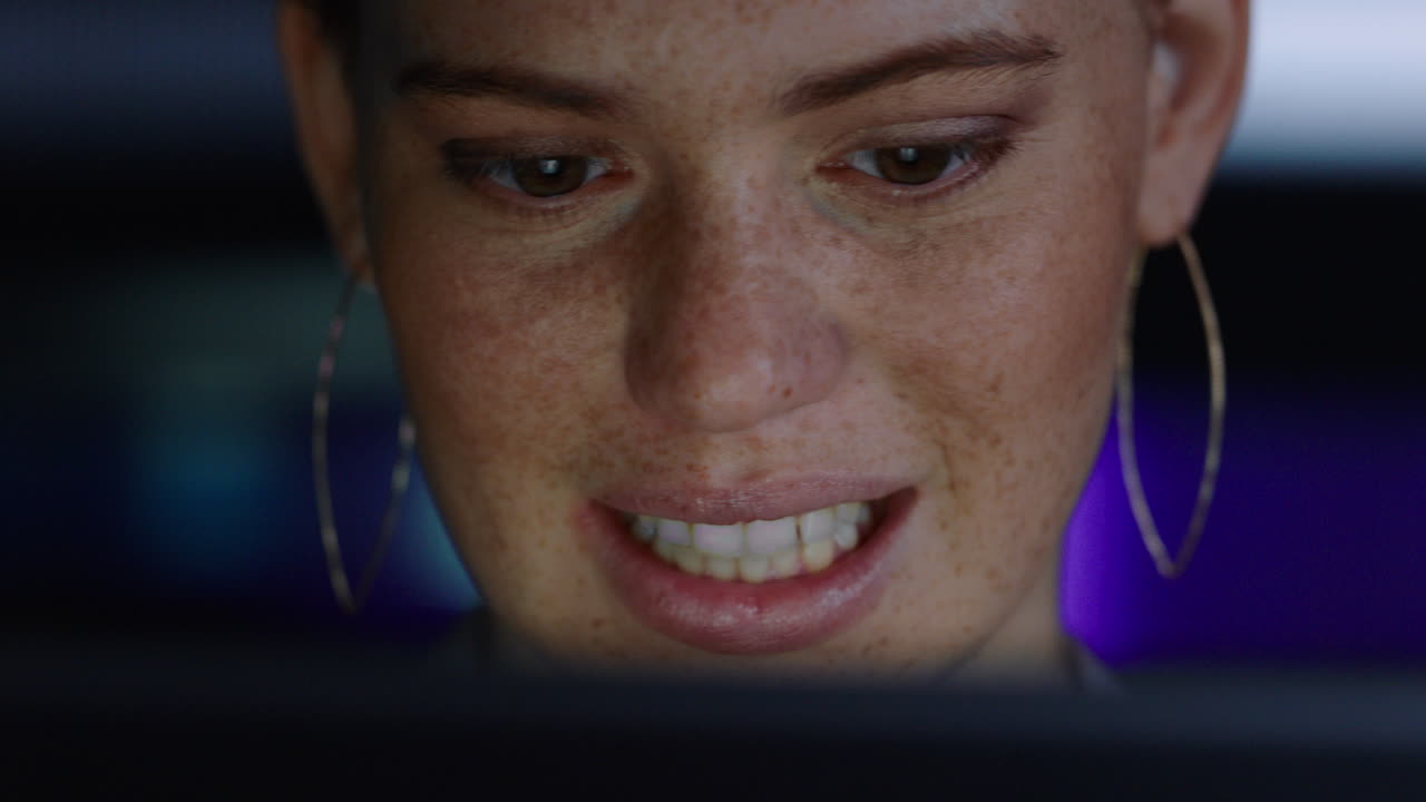 retrato de cerca de una mujer hermosa usando una tableta sonriendo disfrutando de la navegación por internet mirando la pantalla trabajando hasta tarde