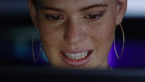 retrato de cerca de una mujer hermosa usando una tableta sonriendo disfrutando de la navegación por internet mirando la pantalla trabajando hasta tarde