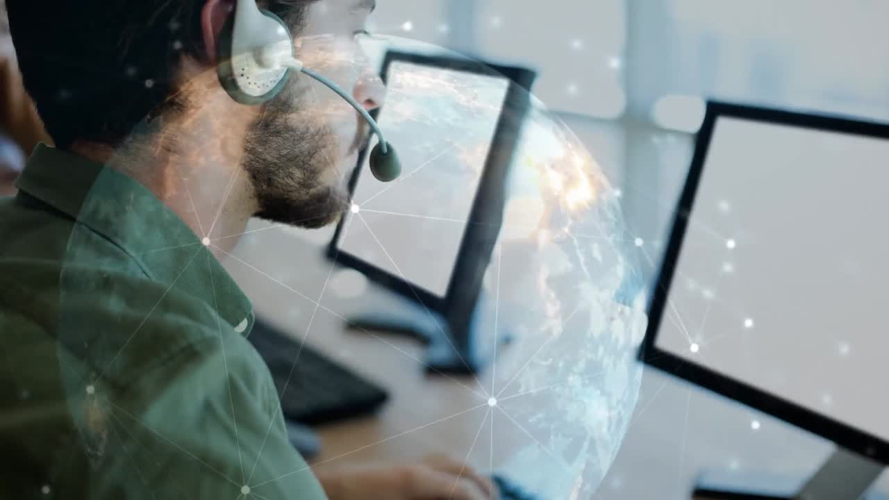 hombre trabajando en un centro de llamadas