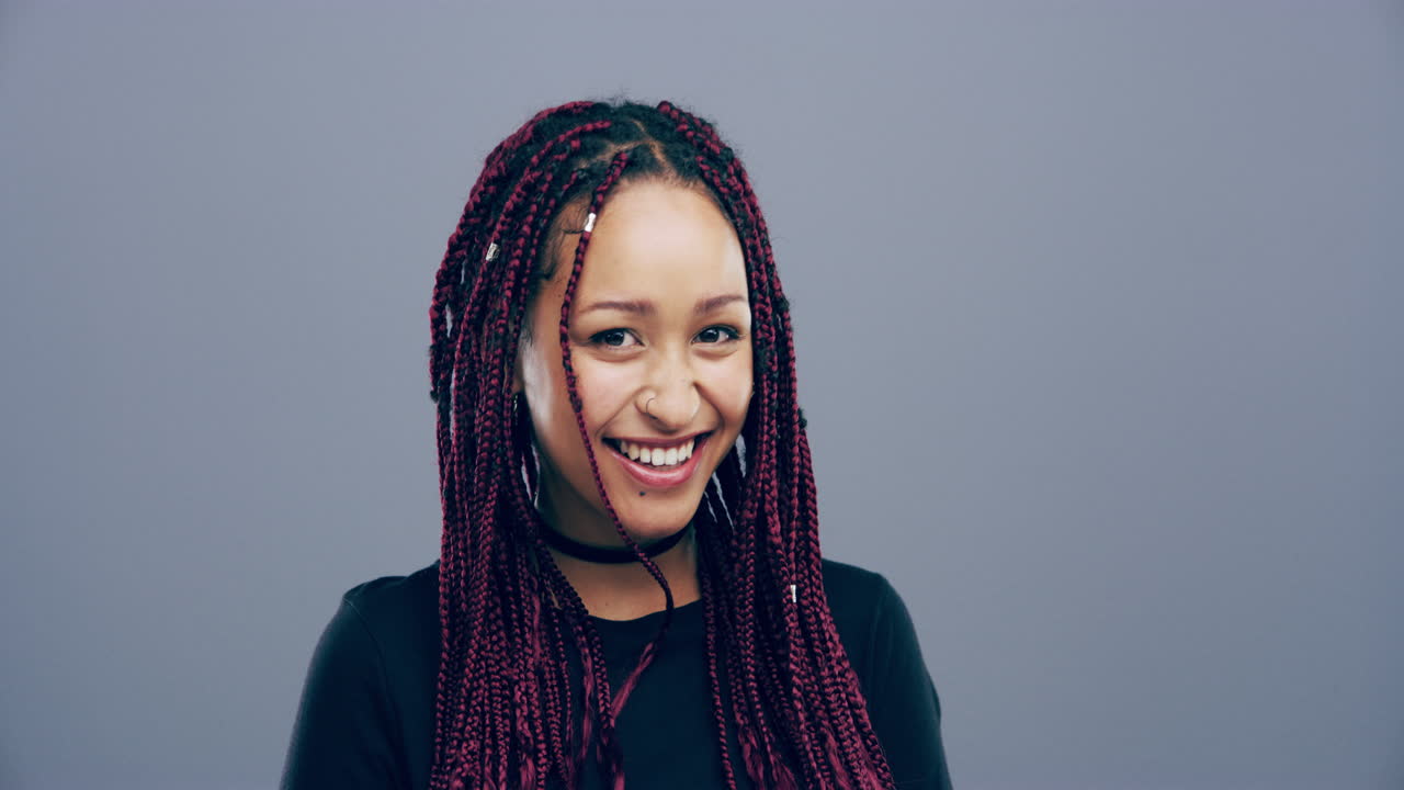 retrato de una mujer con trenzas rojas