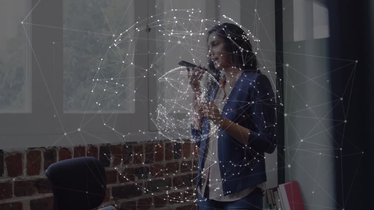 animación del globo y puntos sobre mujer de negocios biracial hablando en el teléfono inteligente