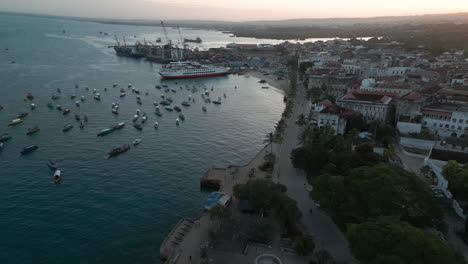 puerto de la ciudad de piedra de zanzíbar temprano en la mañana al atardecer
