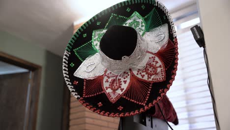 sombrero tradicional mexicano con sus colores tradicionales, verde, blanco y rojo, colgando