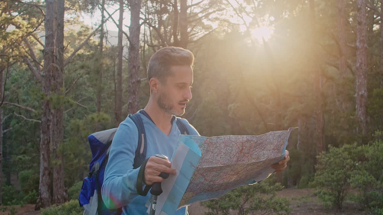 viajero masculino leyendo un mapa