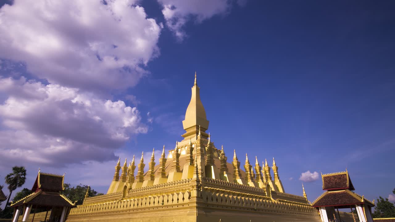 Pha That Luang con nuvole soffici e cielo azzurro