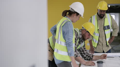 un grupo de constructores que tienen una reunión