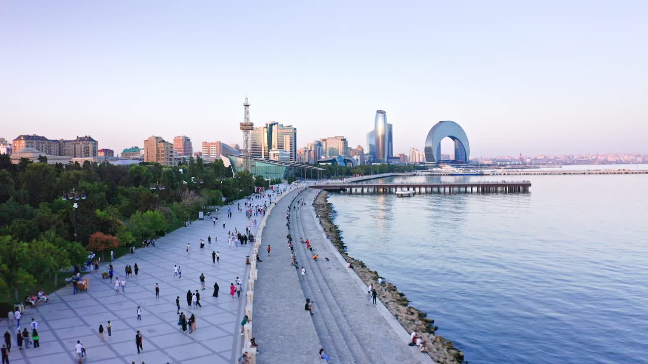 Baía do Mar Cáspio e ampla área de caminhada ao longo da costa no centro de Baku ao anoitecer