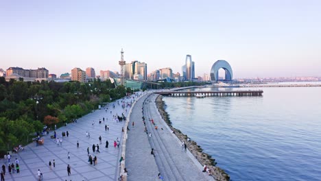 bahía del mar caspio y amplia zona de paseo a lo largo de la costa en el centro de baku al amanecer