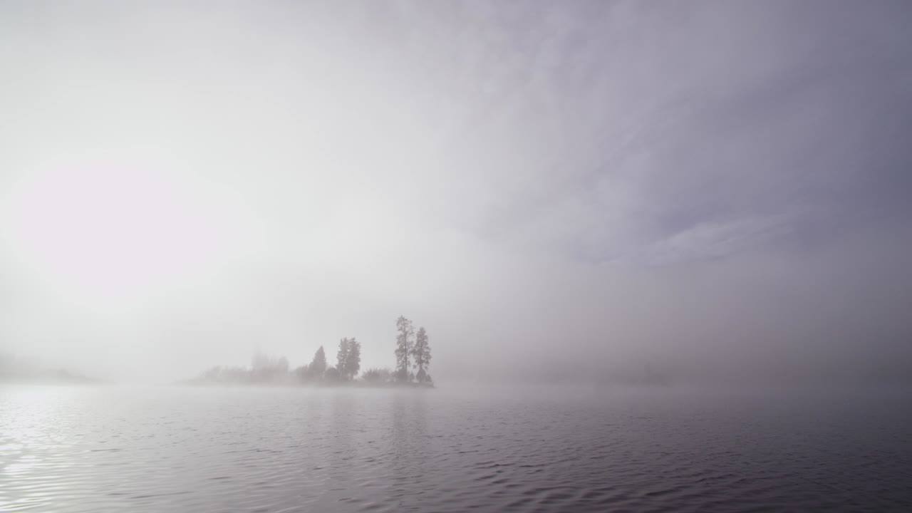 몬태나의 스완 레이크를 가로지르는 안개가 가득한 극적인 장면