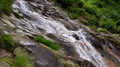 Imágenes-De-Video-De-La-Fuerza-De-Escala-De-Una-Cascada-Alta-En-El-Lago-Buttermere,-La-Cascada-Más-Alta-En-El-Distrito-De-Los-Lagos-Compuesta-Por-Tres-Caídas-Distintas