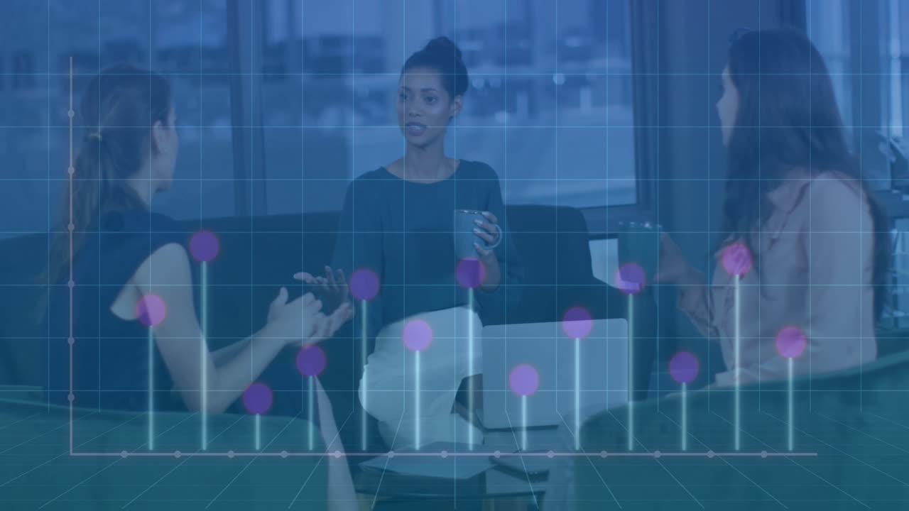 riunione d'affari con punti di dati e animazione di grafici su diversi colleghi