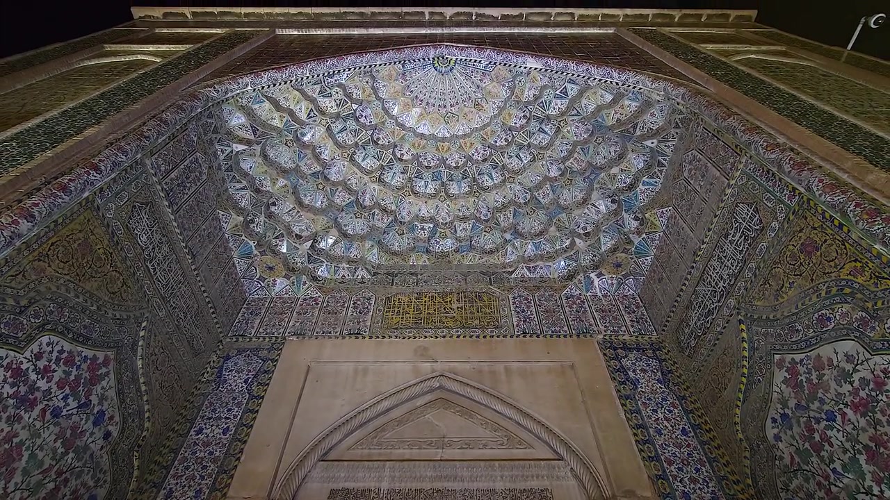 Soffitto piastrellato intricato e arcata di una storica moschea persiana.