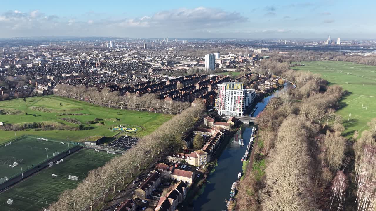 Fiume Lea, drone di barche ormeggiate a East London, aereo
