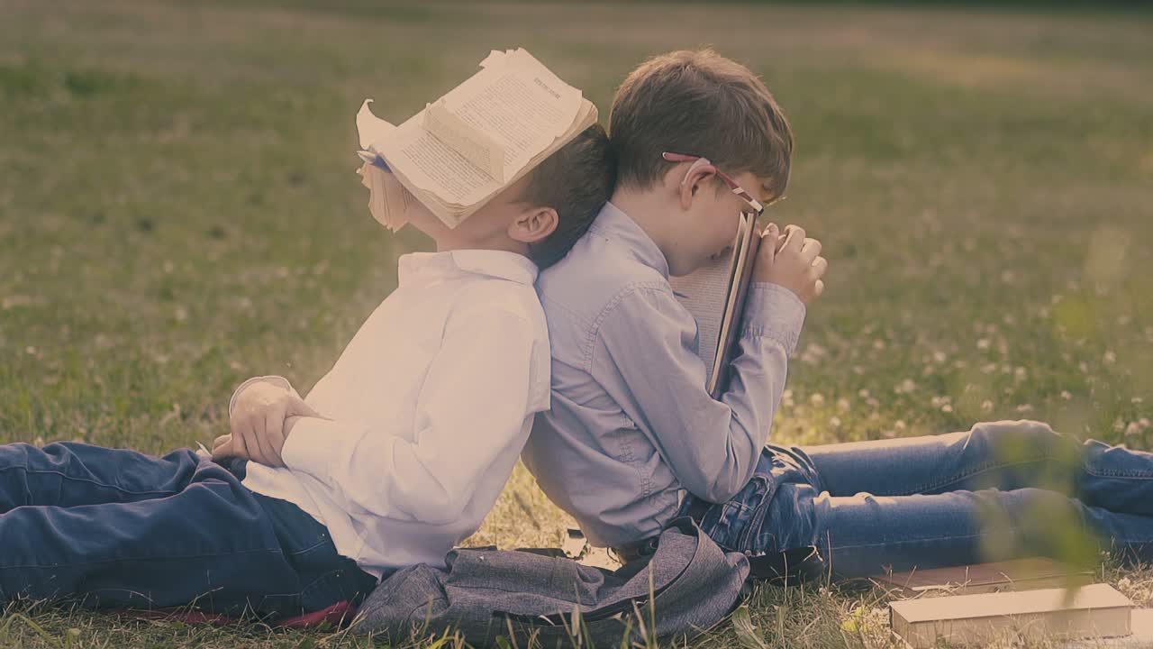 유니폼을 입은 친구들이 시험을 준비하고 책과 함께 자고 있습니다.