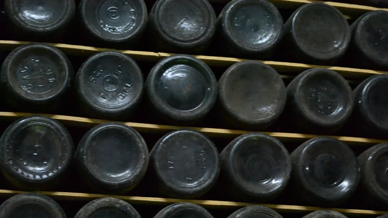 Lunga cantina con vino unico