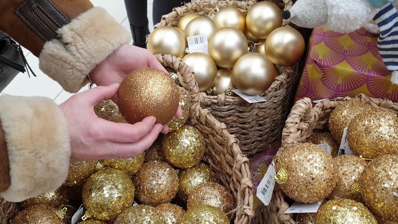 selección y compra en la tienda de adornos navideños para el árbol de navidad.