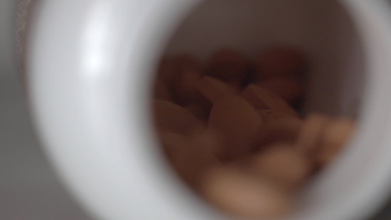 La bottiglia di pillole medicinali è caduta sul tavolo. - primo piano