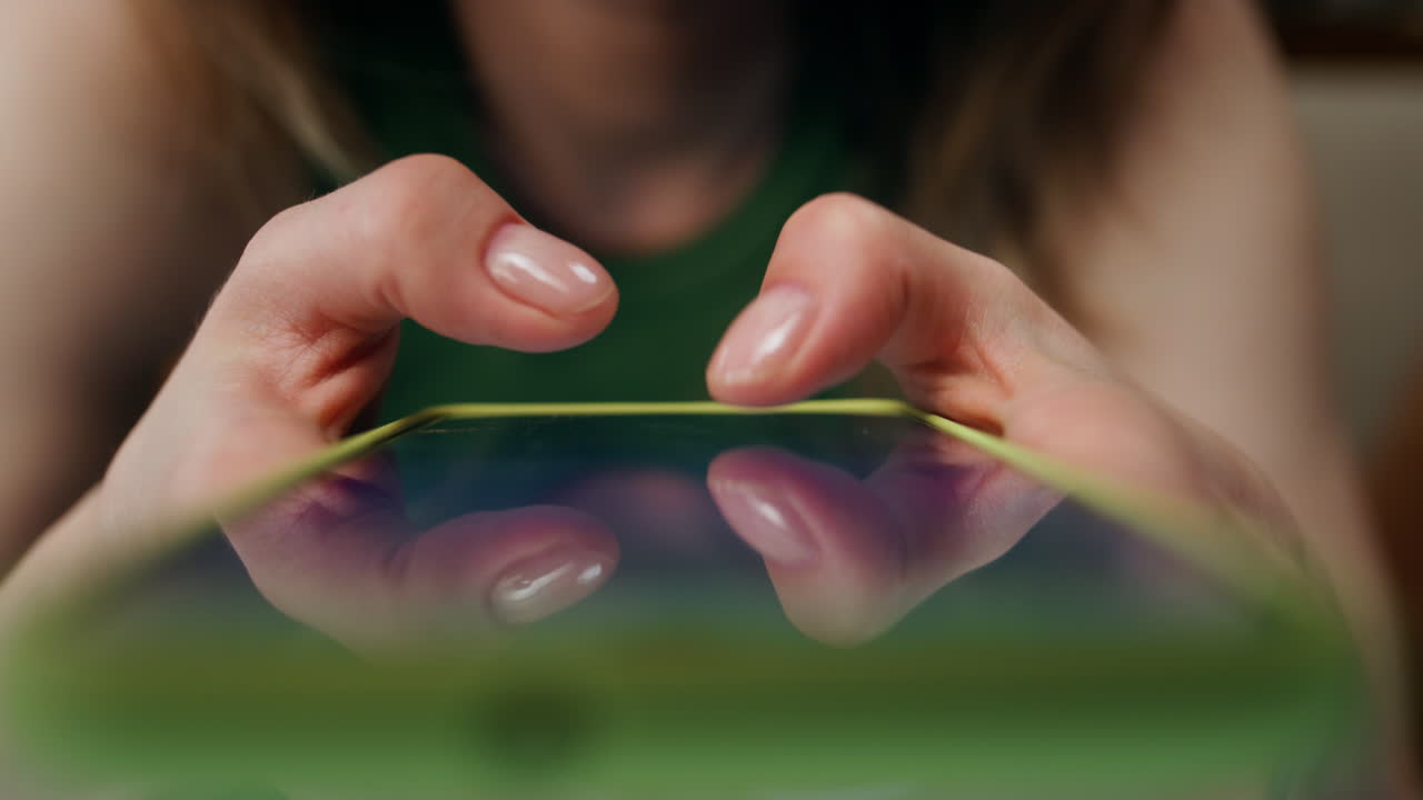 los dedos de la mujer enviando mensajes al teléfono móvil de cerca. niña desconocida enviando mensajes de texto al teléfono inteligente