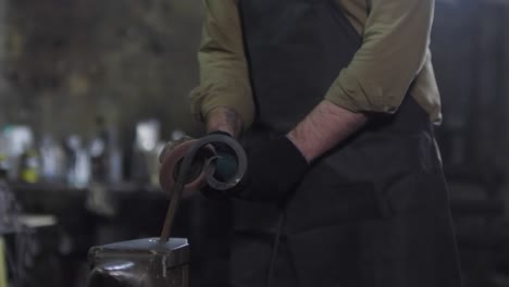 el herrero profesional de aserradura de la pieza de hierro