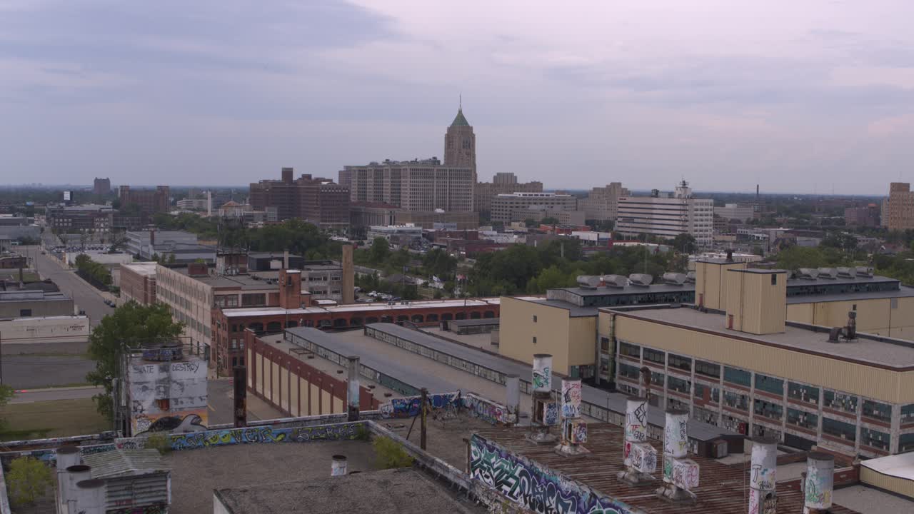 visão de drone 4k da fábrica abandonada em detroit-11