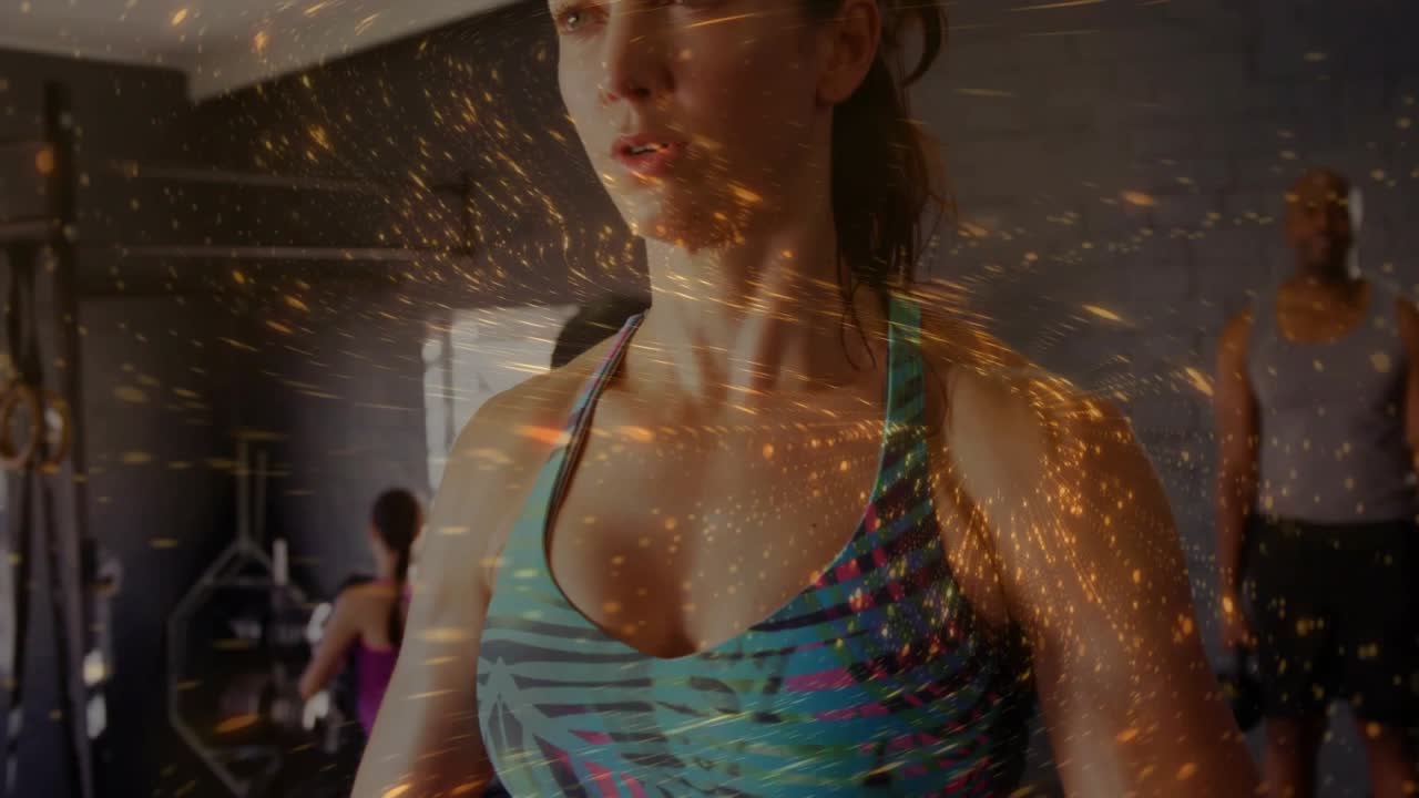 Donna che afferra la sbarra e si solleva in palestra, con un bagliore dorato scintillante che le scorre sul corpo per il fitness.