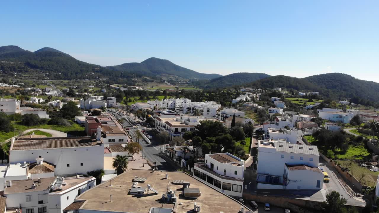 drone subiendo y panoramizando en ibiza
