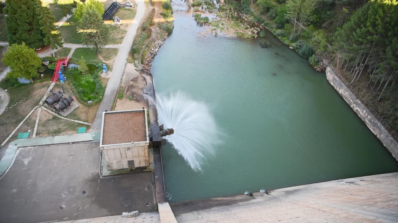 presa hidroeléctrica que libera agua en el río