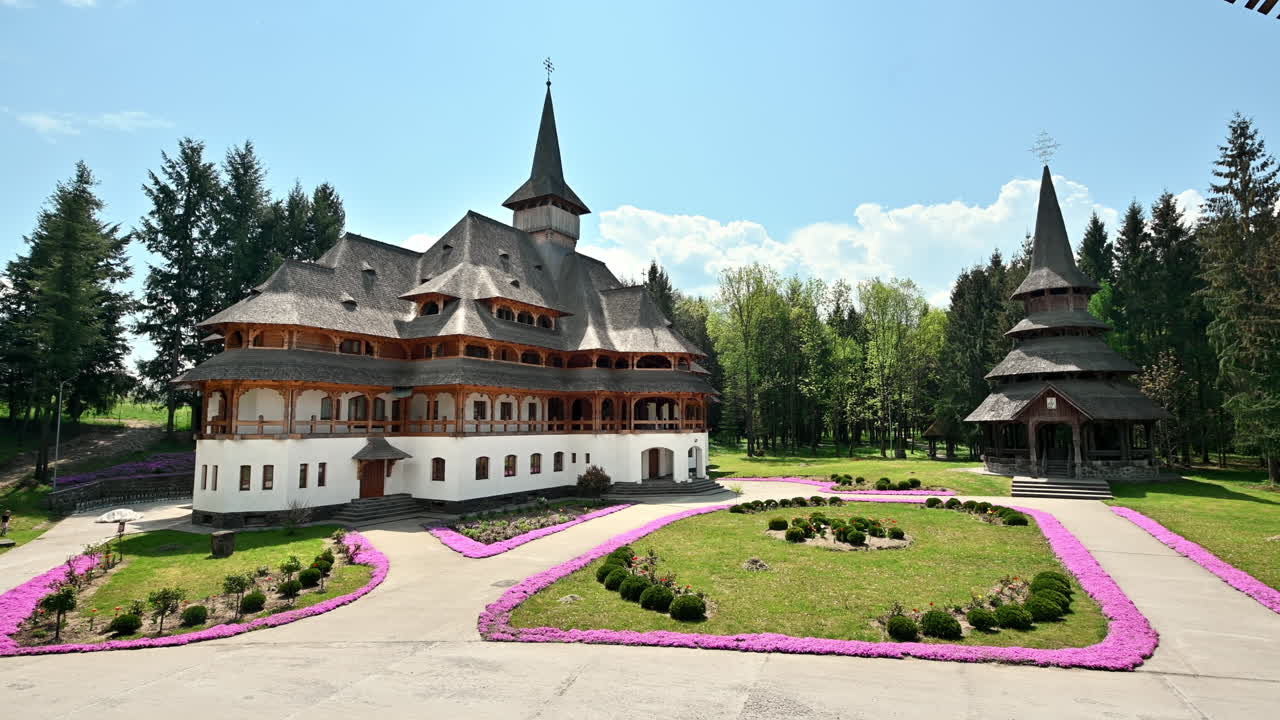 Näkymä Peri-Sapantan luostarista, Romaniasta. Rakennukset, sisäpiha. Metsää ympärillä.