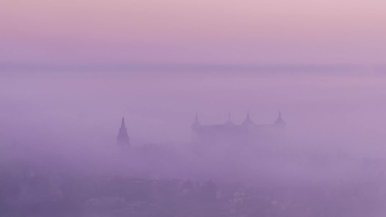 안개가 가득한 황혼 속 의 중세 궁전 의 웅장 한 풍경
