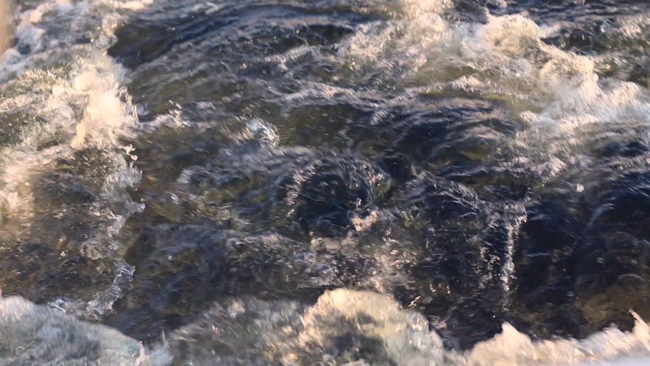 Canna da pesca sfocata con acqua dell'oceano in movimento dal motore della barca
