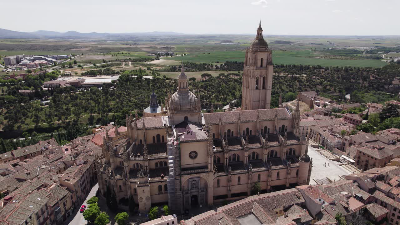 atracción turística la catedral de segovia, órbita aérea, vasto campo