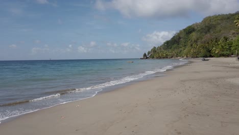 un barco de pesca que sale de la playa para comenzar su viaje