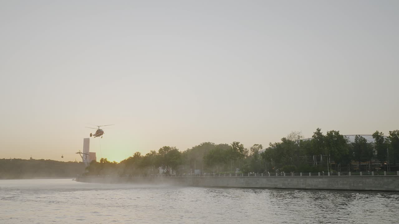 해가 지면 강 위에서 헬리터 운항