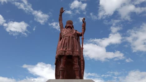 icónica estatua de bronce de atahualpa en el parque alameda de los incas, perú