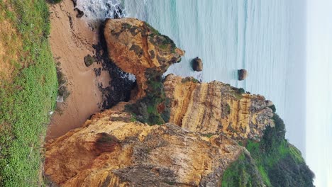 las rocas de ponta da piedade cerca de lagos en el algarve, portugal