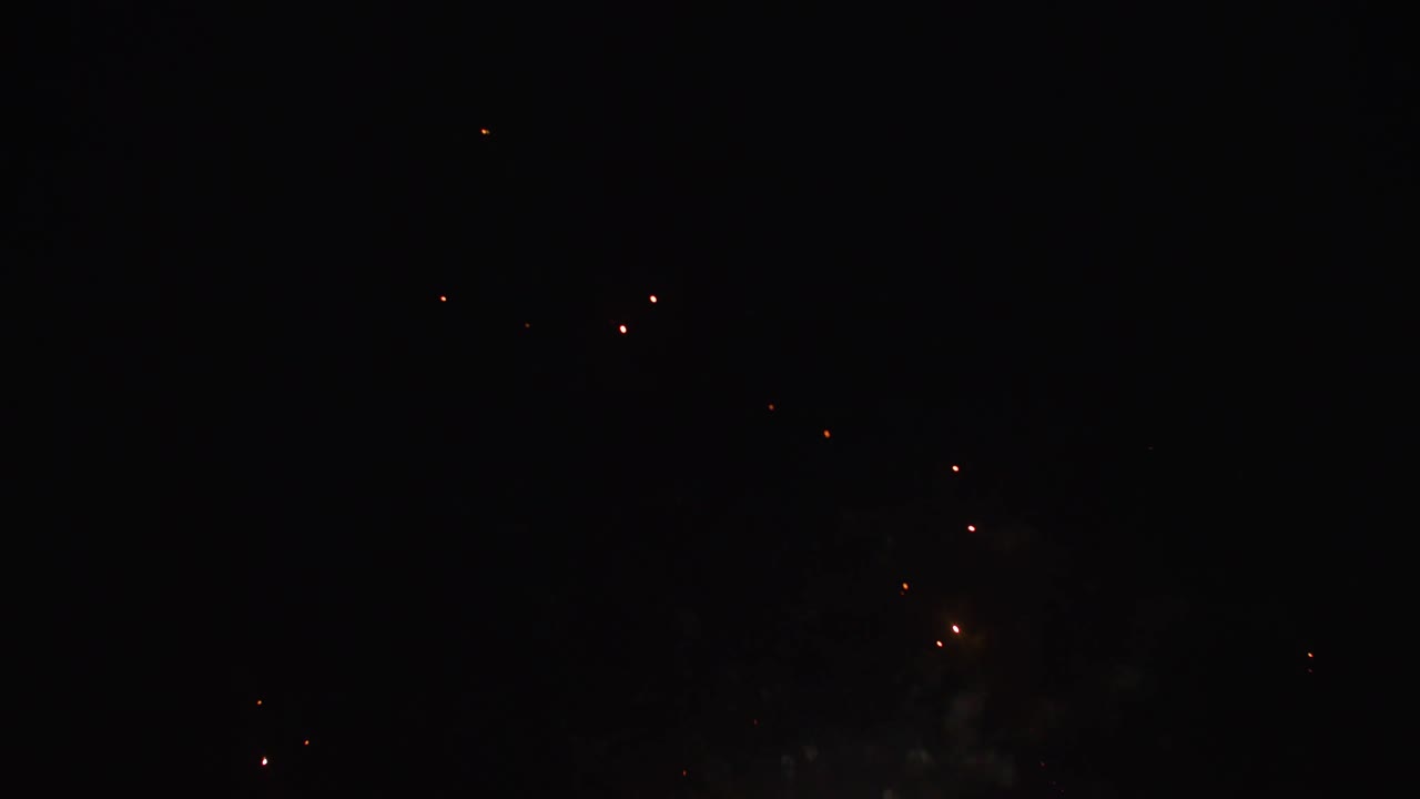 imágenes aéreas de fuegos artificiales disparados al cielo