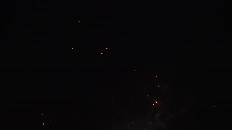 Imágenes-Aéreas-De-Fuegos-Artificiales-Disparados-Al-Cielo