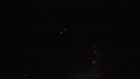 imágenes aéreas de fuegos artificiales disparados al cielo