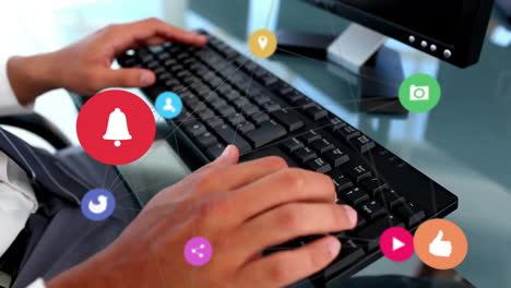 animación de iconos de los medios sobre empresario biracial usando la computadora